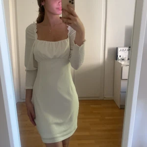 Bik Bok klänning strl S - Säljer denna jättefina klänning som endast använts en gång. Är i nyskick och i storlek S! Denna klänning har trekvarts arm och en jättefin snörning där bak. Säljer denna då den inte kommit till användning☺️