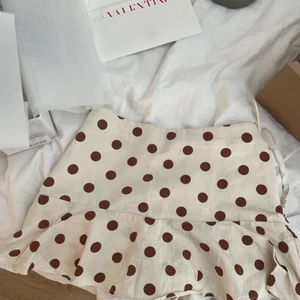 Volangkjol - Superfin prickig kjol från Zara, köpt förra sommaren. Måste tyvärr sälja då jag är i behov av pengar. Använd fåtal gånger och i superbra skick! Kjolen har shorts under!