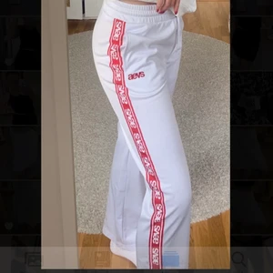Svea byxor strl S - Vita favorit svea byxor med röda detaljer i storlek S som tyvärr blivit snäppet för korta för mig med långa ben 168 cm lång. Väldigt bra skick💜