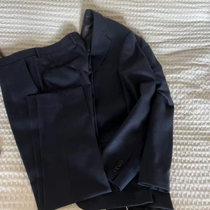 Bläck - Hel kostym, marinblå. Har andvänt 5 gånger alla på bröllop då den är i väldigt bra skick. Kan frakta spårbart för 66 kr. 