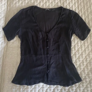 Kortärmad blus - Jättefin svart kortärmad blus från monki som tyvärr inte längre kommer till användning. Jättefint skick och perfekt nu till sommaren💕