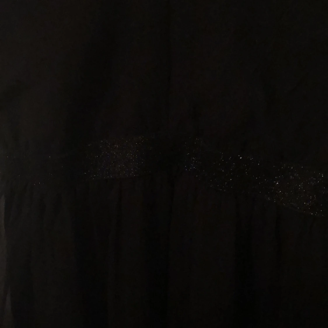 Svart klänning med glitterdetaljer - 90