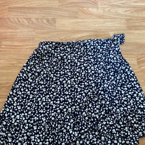 Omlott kjol  - Jättefin omlott kjol från shein💕 Aldrig använd utan bara testad. Strl M men passar en S också🥰  Frakten är på 45:- utan spårbart och med 66:- 