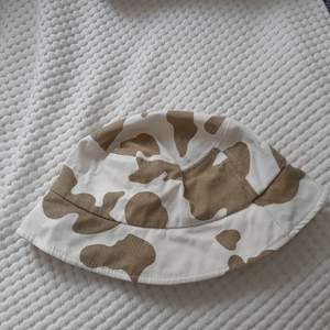 En vit bukethat med bruna fläckar