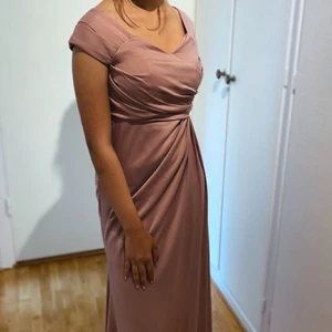 Rosa balklänning  - Använd engång på självaste balen, är 165cm lång och hade runt 10cm klackar som passade jättebra i längden. Säljs nu för kommer ej använda den mer. Kontakta gärna vid frågor 💕