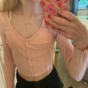 Ljusrosa topp - Säljer denna super gulliga topp från shein🫶🏼 den har lite trådar vid ärmen men det är inget man tänker på (se andra bilden) 🫶🏼 dm för fler bilder 