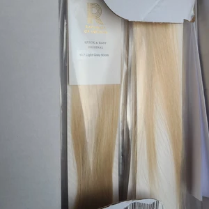 Äkta tape löshår 50 cm långt - Löshår från rapunzel inköpt en månad sedan men valde och göra mitt hårt mörkt igen så de kom ej till användning  oöppnade förpackningar 7 st förpackningar ny pris 3430 kr mitt pris 2400 kr färgen light Grey 