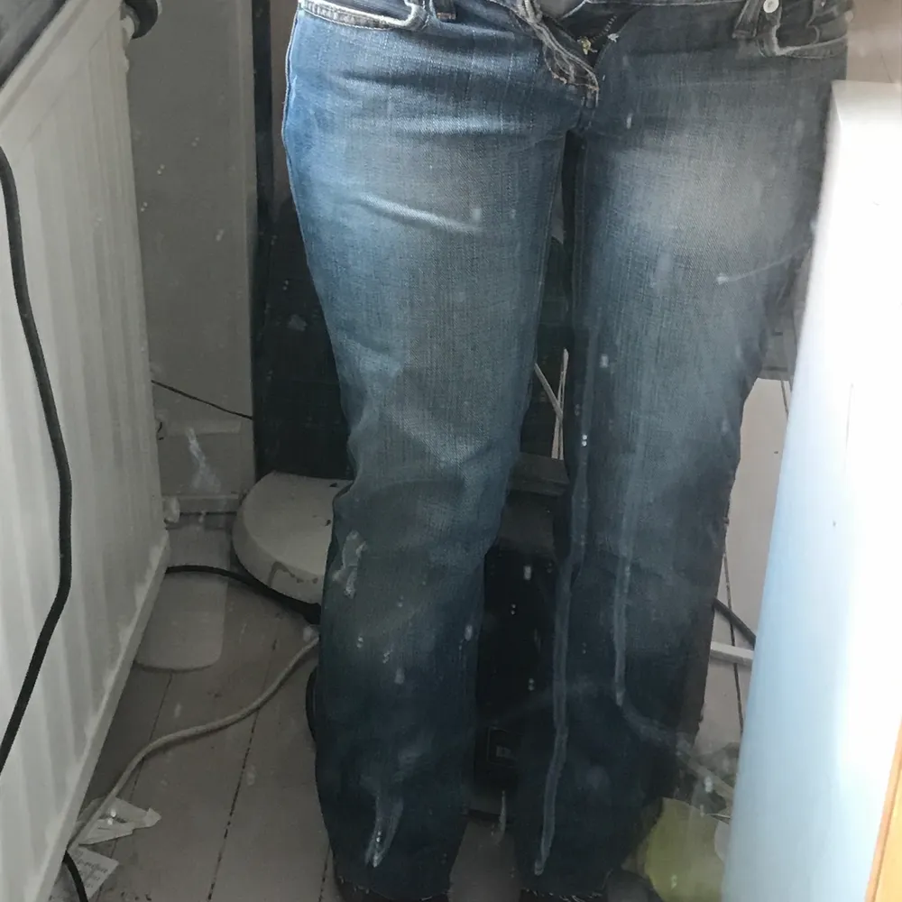 jättesnygga jeans som är för små för mig i höfterna! low waisted och straight leg! . Jeans & Byxor.