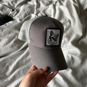 Keps - Säljer denna coola kepan som ej passar mig därför säljer jag den Aldrig använd och köpt här på plick för något år sen💖💖 Frakt tillkommer   Budgivning från 100kr