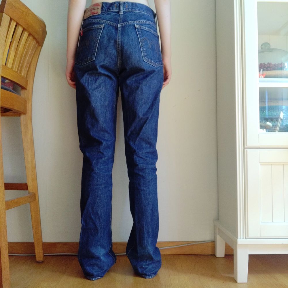 Lågmidjade jeans som slutar några centimeter under min navel, perfekt längd på mig som är 172 centimeter!   Bara att höra av sig vid fler frågor eller bilder!! <3. Jeans & Byxor.