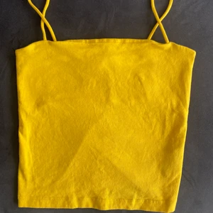 Gult linne från Gina - Gult tajt linne med smala band, knappt använt