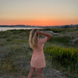 Blommig klänning - Orange/vit blommig klänning från H&M💓 använd 1gång