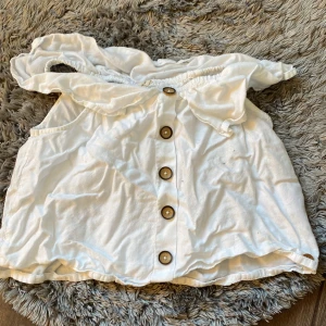 Top - Säljer denna superfina och nya topen som aldrig är andvänd i storlek134-140 och jag som har xxs-xs kan få på mig den vid snabbt köp 20kr plus frakt❤️
