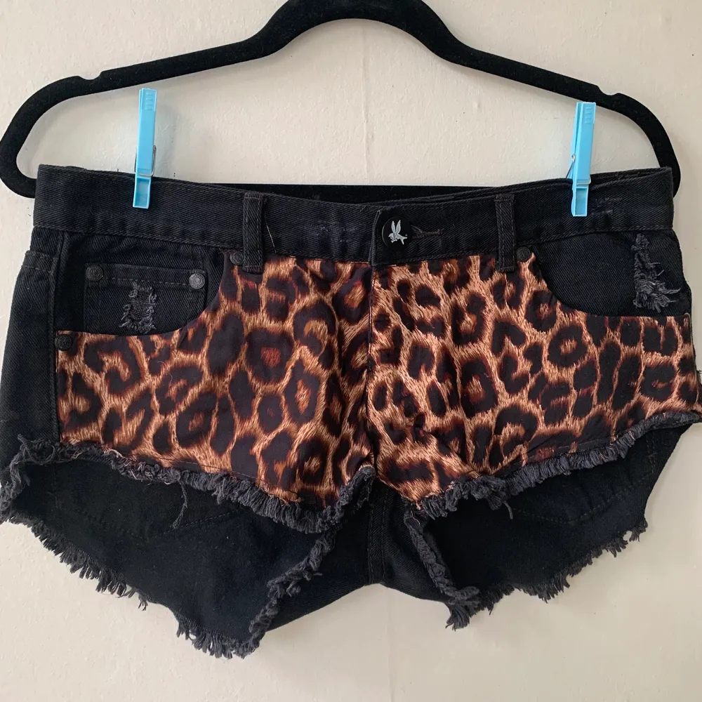 Denim shorts från One teaspoon med Leopard design. Använd bara en gång så de är nästan som ny. Storlek: 10 (EUR 36). Nypris: 250kr. Shorts.