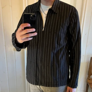 L’Homme Rouge - Fantastisk pinstripe overshirt från L’Homme Rouge. Storlek L/50, sitter lite stort på mig som är M/L i vanliga fall. Kan mötas upp i Göteborg, köpare står för frakt. Kan samfrakta.