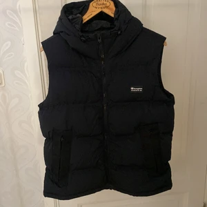 Champion Väst - Köpt i vintras för 899kr på rea, använd 1 gång! Storlek M, men passar L också då det är oversize stil på den. 