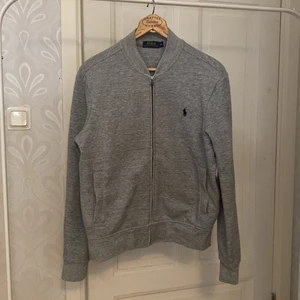 Kofta från Polo Ralph Lauren. - Fick den i julklapp men inte riktigt min stil, köptes ny för ca 1200-1300 tro jag, storleken är M, skulle nog kunna passa nån med L, men isåfall på längden.