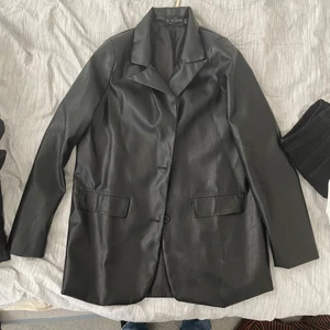 Skinnjacka / läderjacka - IN THE STYLE, storlek 34 passar mig som har M