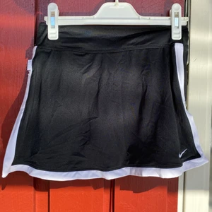 Nike tenniskjol  - Tenniskjol / padelkjol från Nike. Storlek XS.