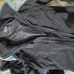 Vår/sommar Jacka från zara - En tunn vattentålig jacka från zara,  går att ta bort luvan