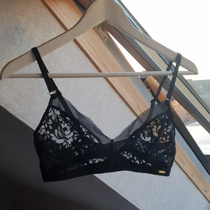 Spetsbh utan bygel, Ella M - Säljer en väldigt fin bh utan bygel med spetsmönster och justerbara bhband från Ella M i storlek M. Bara provad och sen dess legat i min byrålåda, har mycket mer att ge! Frakt tillkommer ✨️