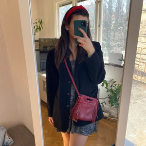 Kavaj - Skit snygg svart kavaj! Säljs då jag har flera. Inga defekter och knappt använd. Jag är 165 och brukar bära Xs-s. 