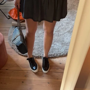 Vårskor!! - Så snygga skor från Sneaky Steve som passar perfekt till våren! Jättesköna och passar till allt, mycket bra skick!💕💕🤌🏼🤌🏼 