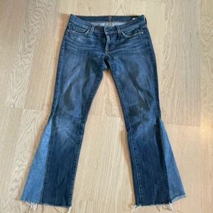 lågmidjade blå bootcut jeans - lågmidjade jeans jag har sytt ut själv så de är bootcut istället för skinny. inga defekter eller slitningar. säljer pga av att jag har många liknande jeans.
