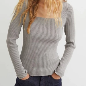 Ribbad grå topp - Jättefin ribbad grå top med square neck. Säljer då jag köpte i för stor storlek och aldrig hann lämna tillbaka. Aldrig använd❤️‍🔥