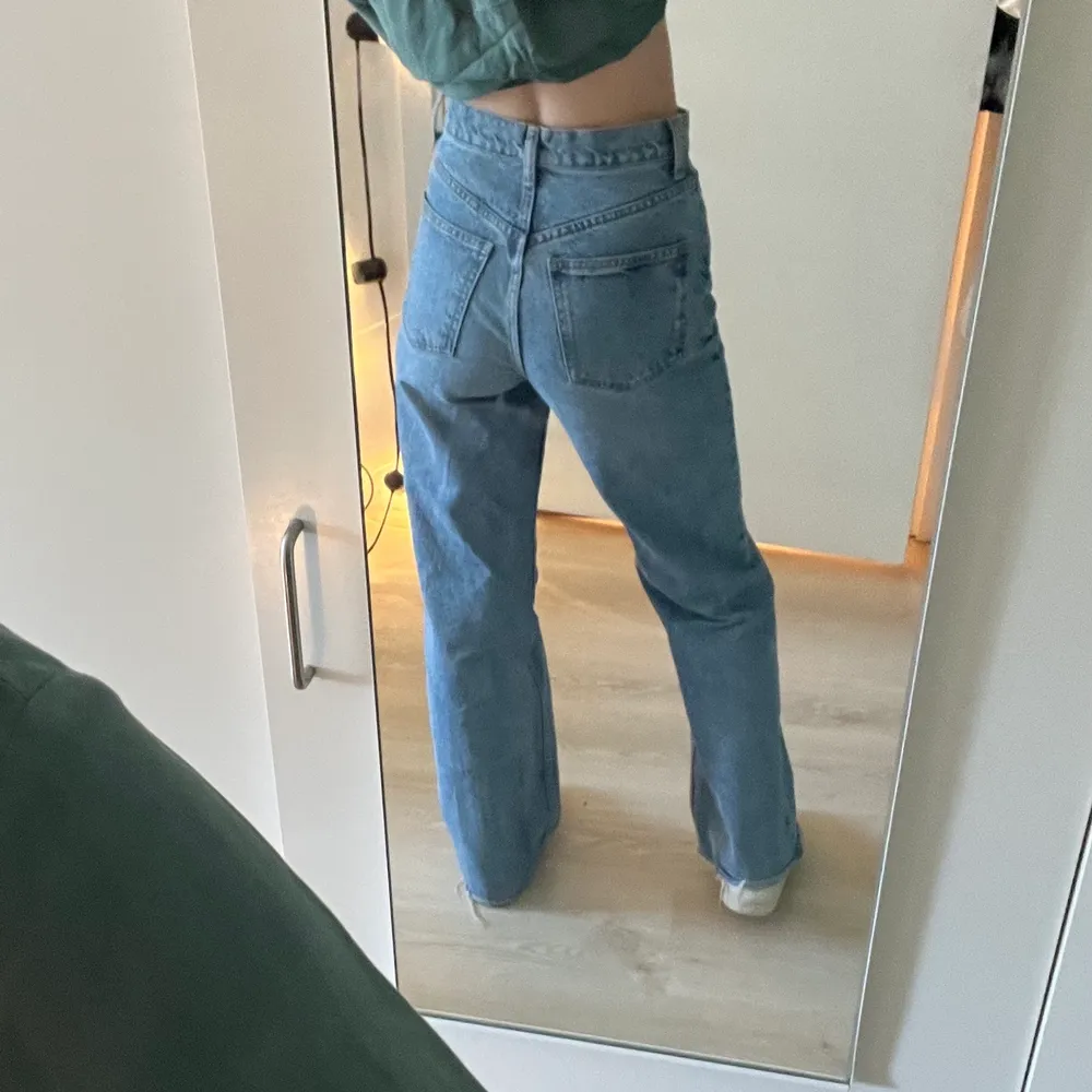 Raka ljusblå jeans från Zara i strl 24. Jag är 172 cm.. Jeans & Byxor.