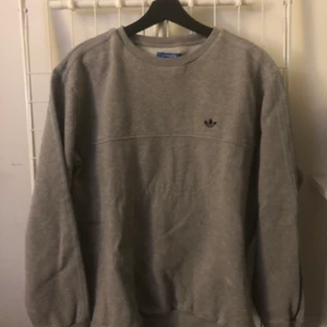 Adidas sweatshirt grå - Inte mycket att säga, skön o snygg men inte min stil längre