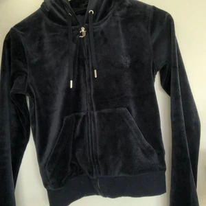 Juciy couture kofta - En jätte fin juciy couture kofta❤️ skriv om ni är intresserade kan diskutera pris minst 600 nypris 1100 ❤️ typ helt ny andvänt typ 2 gånger❤️ den ser lite svart ut på bilden men den är marinblå 