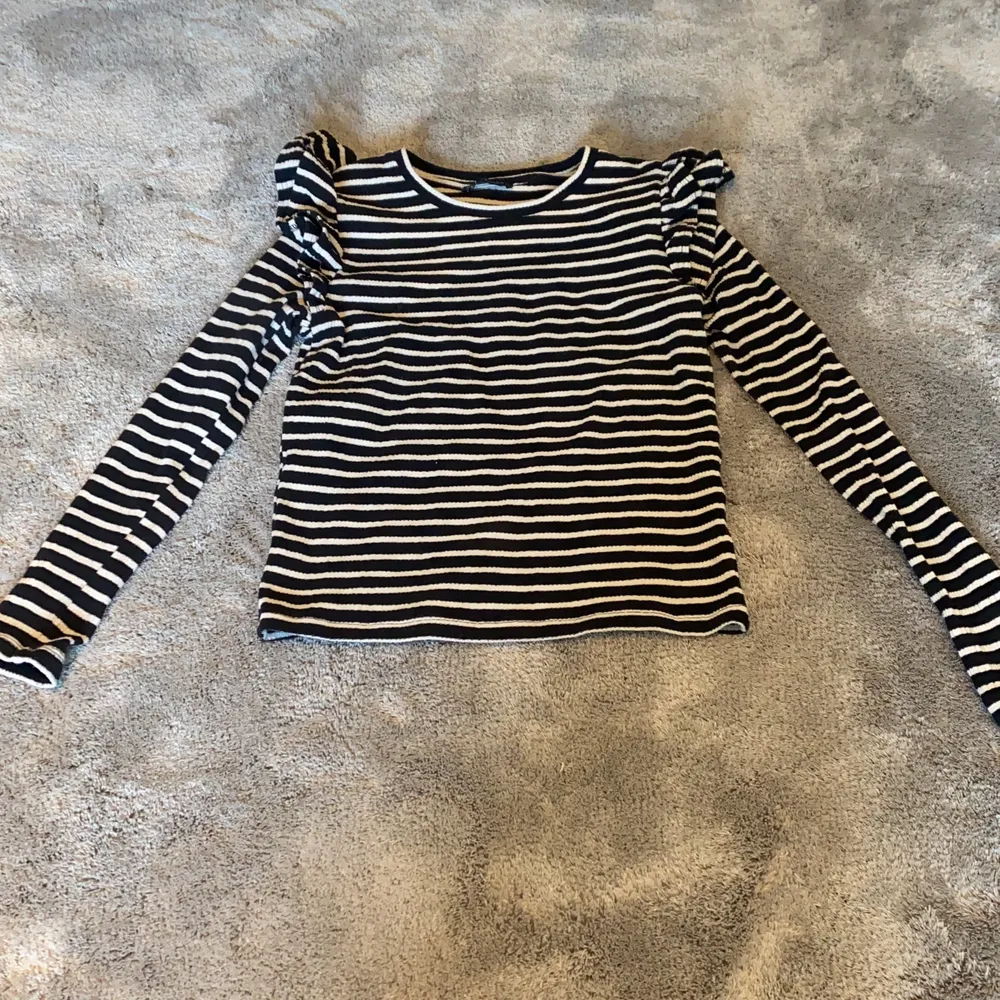 Säljer min Zara tröja som ej kommer till användning längre💕Storlek S men skulle säga att den också passar Xs, nypris på denna är 200kr och säljer för 130kr💕. Tröjor & Koftor.