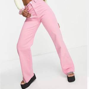 skitballa rosa jeans i fint skick, passar fint till sommaren när man blir brun. str 38 men skulle säg att dem är 36. säljer för 150 kr💓