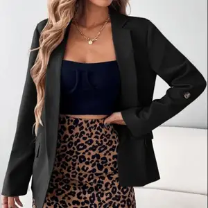 Helt oanvänd trendig blazer! Beställde i fel storlek och har därför inte använt alls🤍 modellen är 175 och hon har storlek S💕 Kontakta mig gärna vid fler frågor🙈 från shein 