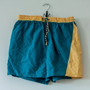 Badbyxor / badshorts - Gröna och gula 80/90-tals badbyxor, märke: Melka stl 6, midja 40 cm 