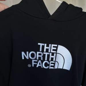 Svart svin snygg hoodie från North face. Använd ca 5 gånger men kommer inte längre till användning. Skriv för mer information eller bilder 🐻