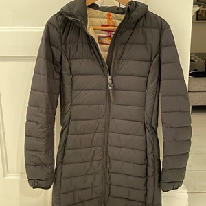 Parajumpers IRENE höstjacka strl S. Dam - Figurnära höstjacka. Väldigt fin på. Har använt den ganska mycket tidigare. En utav fickorna är sönder och har ingen dragkedja. Köparen står för att ta in den till kemtvätten. Köpt på länna sport. Modell: irene. Ordpris: 4700kr. Storlek S men en medium skulle den också passa