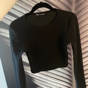 Svarta croppad tröja zara - Svart tröja från zara! Bra skick💓 Storlek M
