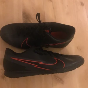 Nike Mercurial Academy 13 inomhusskor  - Nike inomhusskor i oanvänt skick i storleken 43, använda ett par gånger säljs pga för liten storlek, fraktas med originalboxen