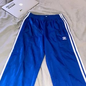 Adidas byxor  - Använt endast en gång. Köpta från zalando. Säljer då de är lite för långa för mig (är 158cm) 