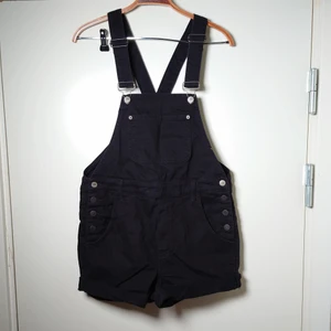 Hängsel-kortbyxor - Svarta hängselbyxor med korta ben🌱