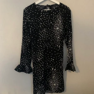 Klänning från bubbleroom med öppen rygg - Super söt klänning från bubbleroom med öppen rygg. Klänningen är i storlek 40 men passar också 38. Använd 2 gånger och klänningen är som ny! Vid frågor hör av er. Köparen står för frakten 💗