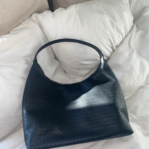 Flätad väska  - Väldigt rymlig helt oanvänd väska från Kappahl med alla lappar kvar. Köpare står för frakt💞