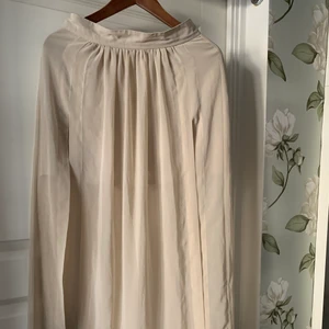 Kjol bikbok - Fin kjol från Bikbok med slits och underkjol, svårt att göra den rättvisa med bilden. Är absolut öppen för prisförslag, kan mötas upp i Stockholm och det är bara att skriva för fler bilder!!