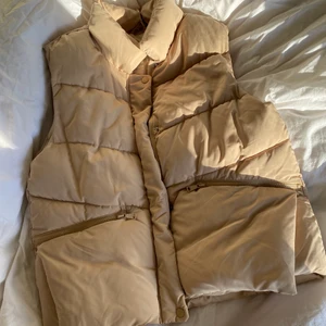 beige väst - Säljer denna dina väst som tyvärr ej kommer till användning:(( köpt för ca 400kr på zara barn för något år sedan o är använd ca 2 gånger. Den är i storlek 164 men skulle säga att de motsvarar en S vilket jag vanligtvis har!! Frakt 66kr tillkommer💖💖