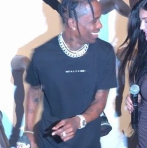 Alyx T-shirt  - En snygg Alyx t-shirt som knappt är använd. Travis scott har sett med den två gånger. Size M 