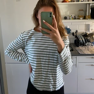 Randig tröja - Galet trendig tröja med vita och gröna ränder. Använd ca 5 gånger. Köparen står för frakten.