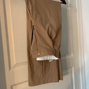 Kostymbyxor Zara - Otroligt fina kostymbyxor från Zara, viker man ner kanten går de att likna dickies byxor. Fint skick, inga defekter. Är absolut öppen för prisförslag, kan mötas upp i Stockholm och det är bara att skriva för fler bilder!!