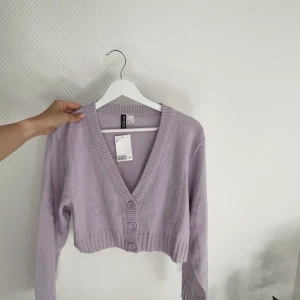 Kofta - Stl S, från HM. Oanvönd, i nyskick och med prislapp kvar!